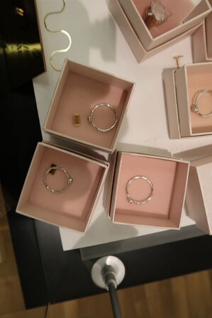 Udstillingspodie med div. Smykker m.m.