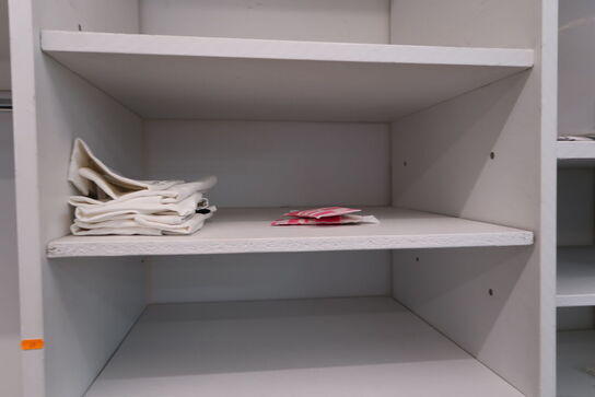 Mannequin, pude, glasudstilling m.m.