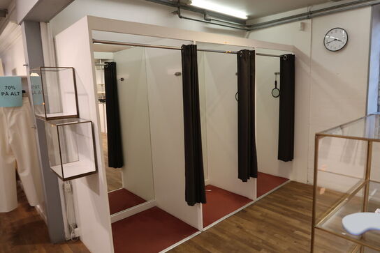 Indhold af 3 stk. prøverum bl.a. Forhænge, bøjler, spejl m.m.