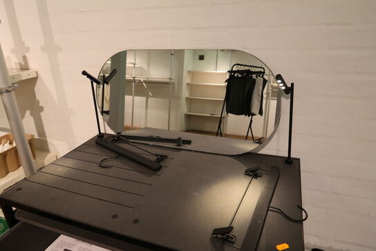 Reol/skab samt tøjstativ med div. Bøjler