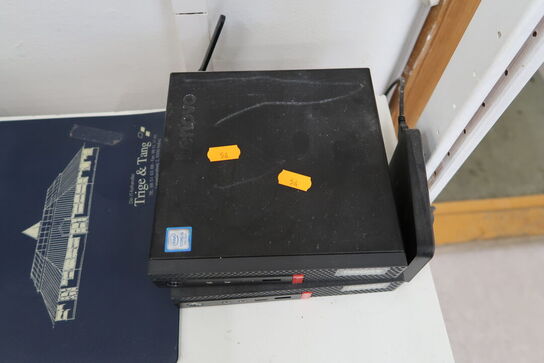 Computerskærm FUJITS, tastatur mus, samt 2 stk. computere 