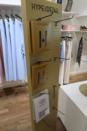 Div. Tøj bl.a. cowboybukser, shorts, strømpebukser, blazere, sko, skjoler m.m. 