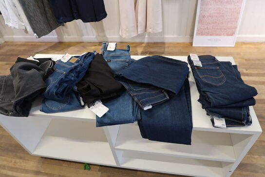 Div. Tøj bl.a. cowboybukser, shorts, strømpebukser, blazere, sko, skjoler m.m. 