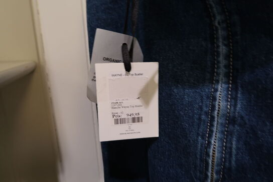 Div. Tøj bl.a. cowboybukser, shorts, strømpebukser, blazere, sko, skjoler m.m. 