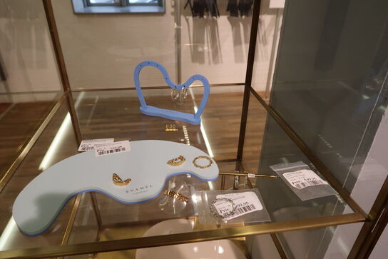 Udstillingspodie med div. Smykker m.m.