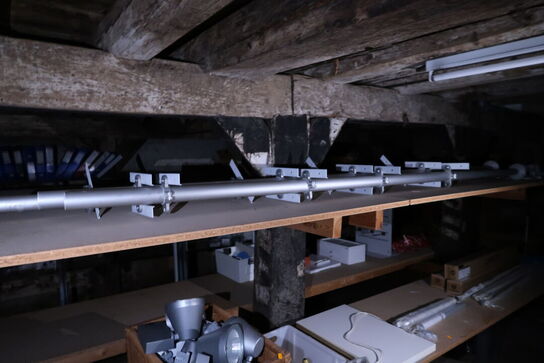 Div. Bøjler, pyntegenstande, brugskunst m.m.