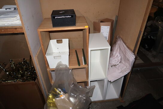 Bøjler, pakkeemballage, reoler, kasse med LED spots INTERLIGHT m.m.