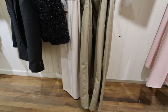 Div. Tøj bl.a. cowboybukser, shorts, strømpebukser, blazere, sko, skjoler m.m. 