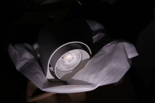 Bøjler, pakkeemballage, reoler, kasse med LED spots INTERLIGHT m.m.