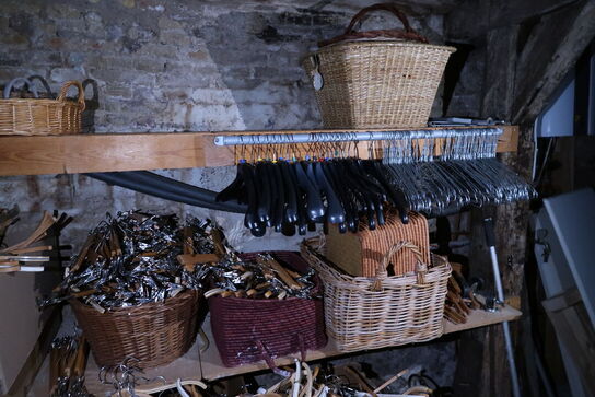 Div. Bøjler, pyntegenstande, brugskunst m.m.