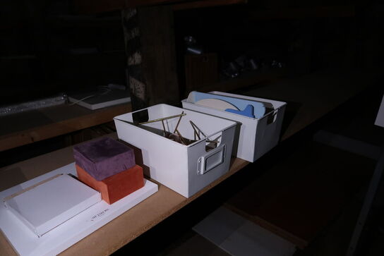 Div. Bøjler, pyntegenstande, brugskunst m.m.