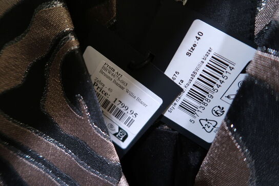 Div. Tøj bl.a. cowboybukser, shorts, strømpebukser, blazere, sko, skjoler m.m. 