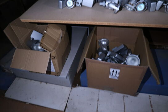 Div. Bøjler, pyntegenstande, brugskunst m.m.