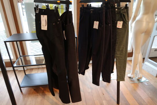 Div. Tøj bl.a. cowboybukser, shorts, strømpebukser, blazere, sko, skjoler m.m. 