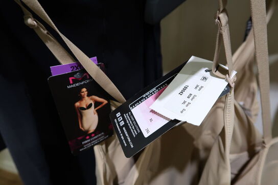 Div. Tøj bl.a. cowboybukser, shorts, strømpebukser, blazere, sko, skjoler m.m. 