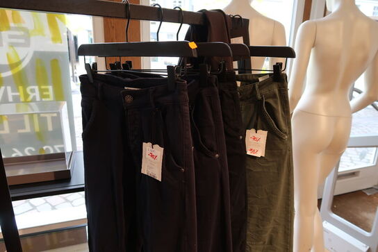 Div. Tøj bl.a. cowboybukser, shorts, strømpebukser, blazere, sko, skjoler m.m. 