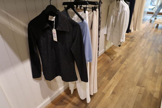 Div. Tøj bl.a. cowboybukser, shorts, strømpebukser, blazere, sko, skjoler m.m. 