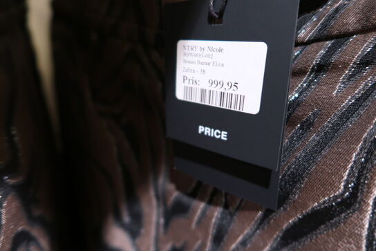 Div. Tøj bl.a. cowboybukser, shorts, strømpebukser, blazere, sko, skjoler m.m. 