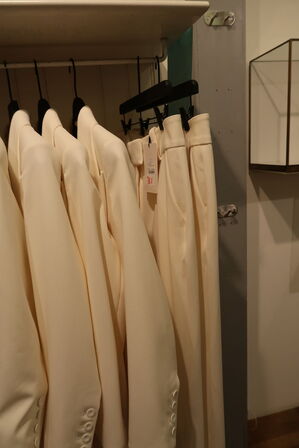 Div. Tøj bl.a. cowboybukser, shorts, strømpebukser, blazere, sko, skjoler m.m. 