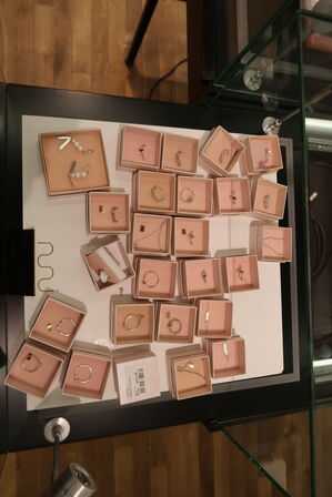 Udstillingspodie med div. Smykker m.m.