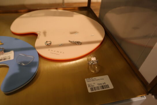 Udstillingspodie med div. Smykker m.m.