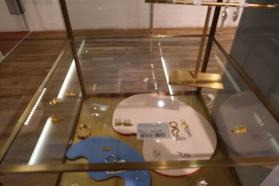 Udstillingspodie med div. Smykker m.m.