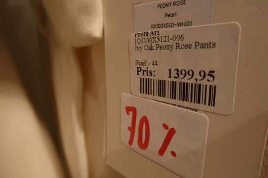 Div. Tøj bl.a. cowboybukser, shorts, strømpebukser, blazere, sko, skjoler m.m. 