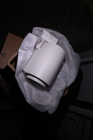 Bøjler, pakkeemballage, reoler, kasse med LED spots INTERLIGHT m.m.