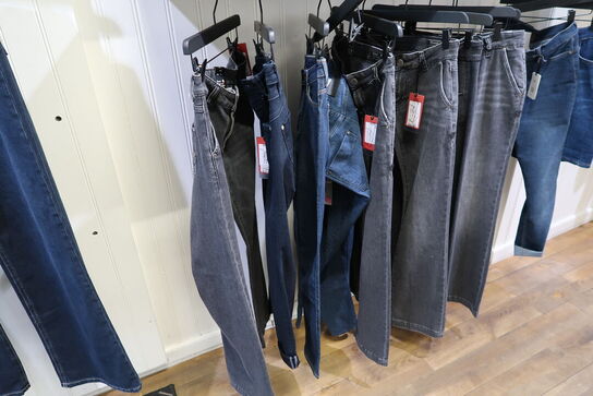 Div. Tøj bl.a. cowboybukser, shorts, strømpebukser, blazere, sko, skjoler m.m. 