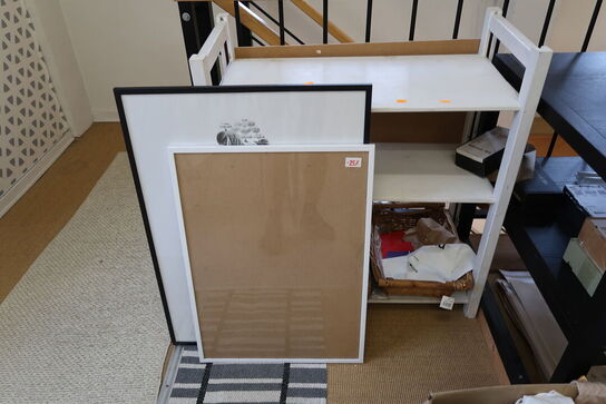 Reol samt 2 stk. plakater