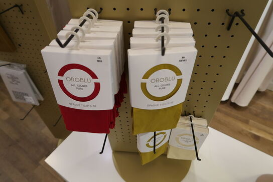 Div. Tøj bl.a. cowboybukser, shorts, strømpebukser, blazere, sko, skjoler m.m. 