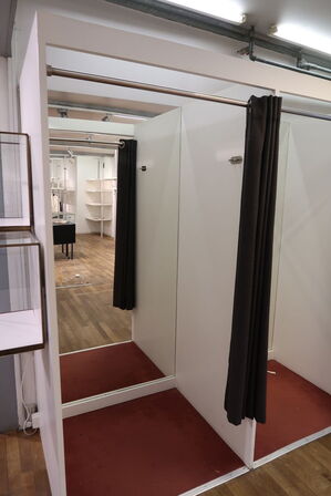 Indhold af 3 stk. prøverum bl.a. Forhænge, bøjler, spejl m.m.