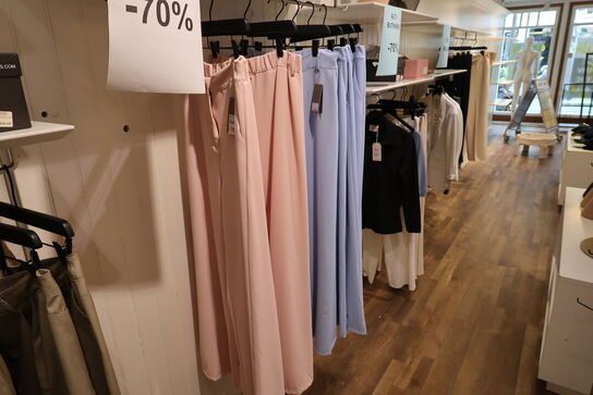 Div. Tøj bl.a. cowboybukser, shorts, strømpebukser, blazere, sko, skjoler m.m. 