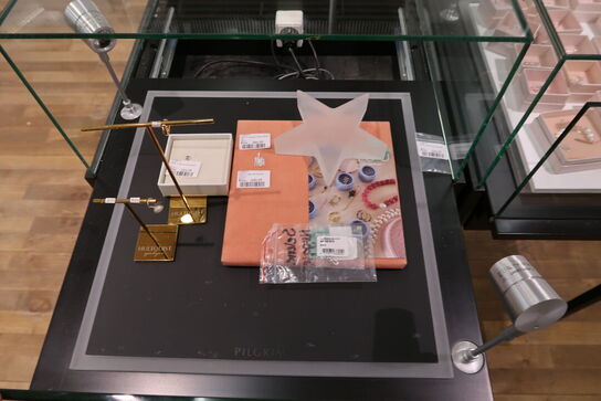 Udstillingspodie med div. Smykker m.m.