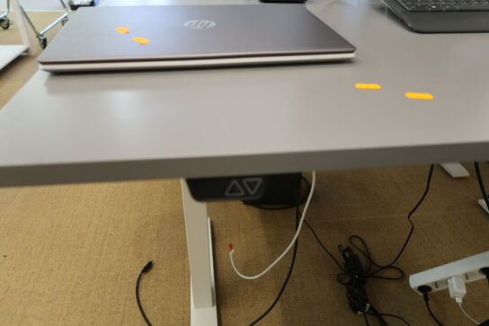 Kontorstol samt el. hæve/sænke skrivebord