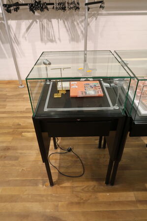 Udstillingspodie med div. Smykker m.m.