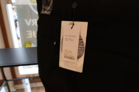 Div. Tøj bl.a. cowboybukser, shorts, strømpebukser, blazere, sko, skjoler m.m. 