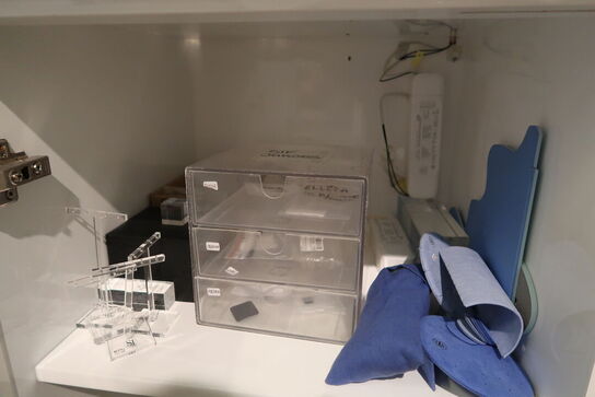 Udstillingspodie med div. Smykker m.m.