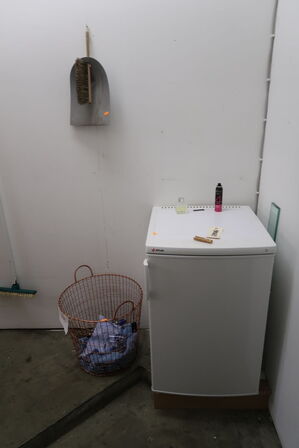 Køleskab ATLAS KS120A+, kurv samt fejesæt