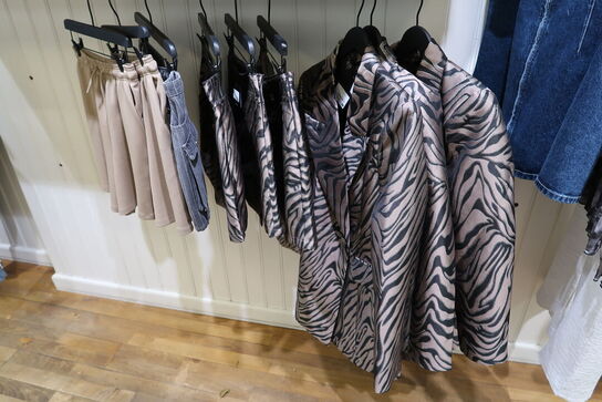 Div. Tøj bl.a. cowboybukser, shorts, strømpebukser, blazere, sko, skjoler m.m. 