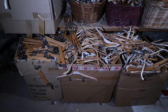 Div. Bøjler, pyntegenstande, brugskunst m.m.