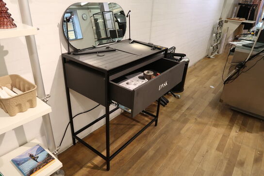 Reol/skab samt tøjstativ med div. Bøjler