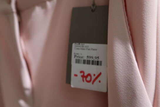 Div. Tøj bl.a. cowboybukser, shorts, strømpebukser, blazere, sko, skjoler m.m. 