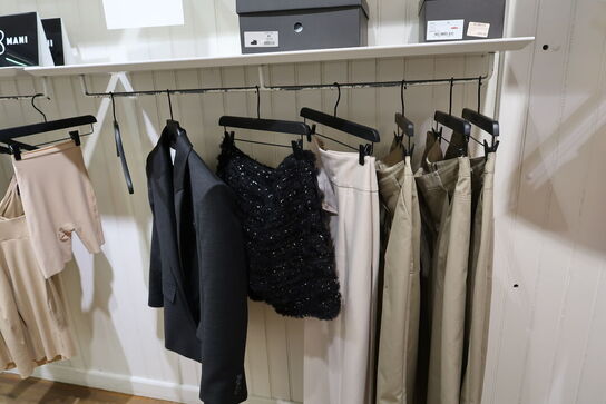 Div. Tøj bl.a. cowboybukser, shorts, strømpebukser, blazere, sko, skjoler m.m. 