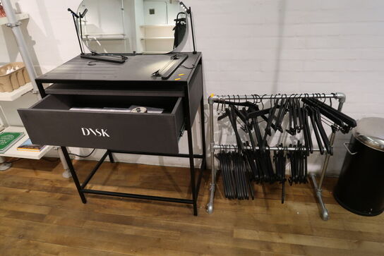 Reol/skab samt tøjstativ med div. Bøjler