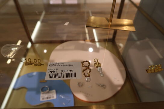 Udstillingspodie med div. Smykker m.m.