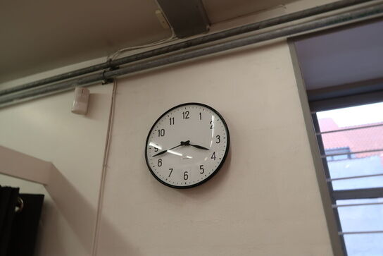 Indhold af 3 stk. prøverum bl.a. Forhænge, bøjler, spejl m.m.