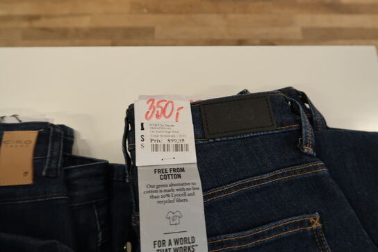 Div. Tøj bl.a. cowboybukser, shorts, strømpebukser, blazere, sko, skjoler m.m. 