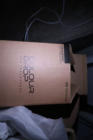 Bøjler, pakkeemballage, reoler, kasse med LED spots INTERLIGHT m.m.