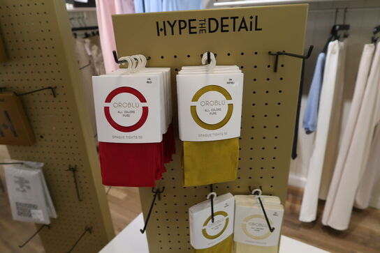 Div. Tøj bl.a. cowboybukser, shorts, strømpebukser, blazere, sko, skjoler m.m. 